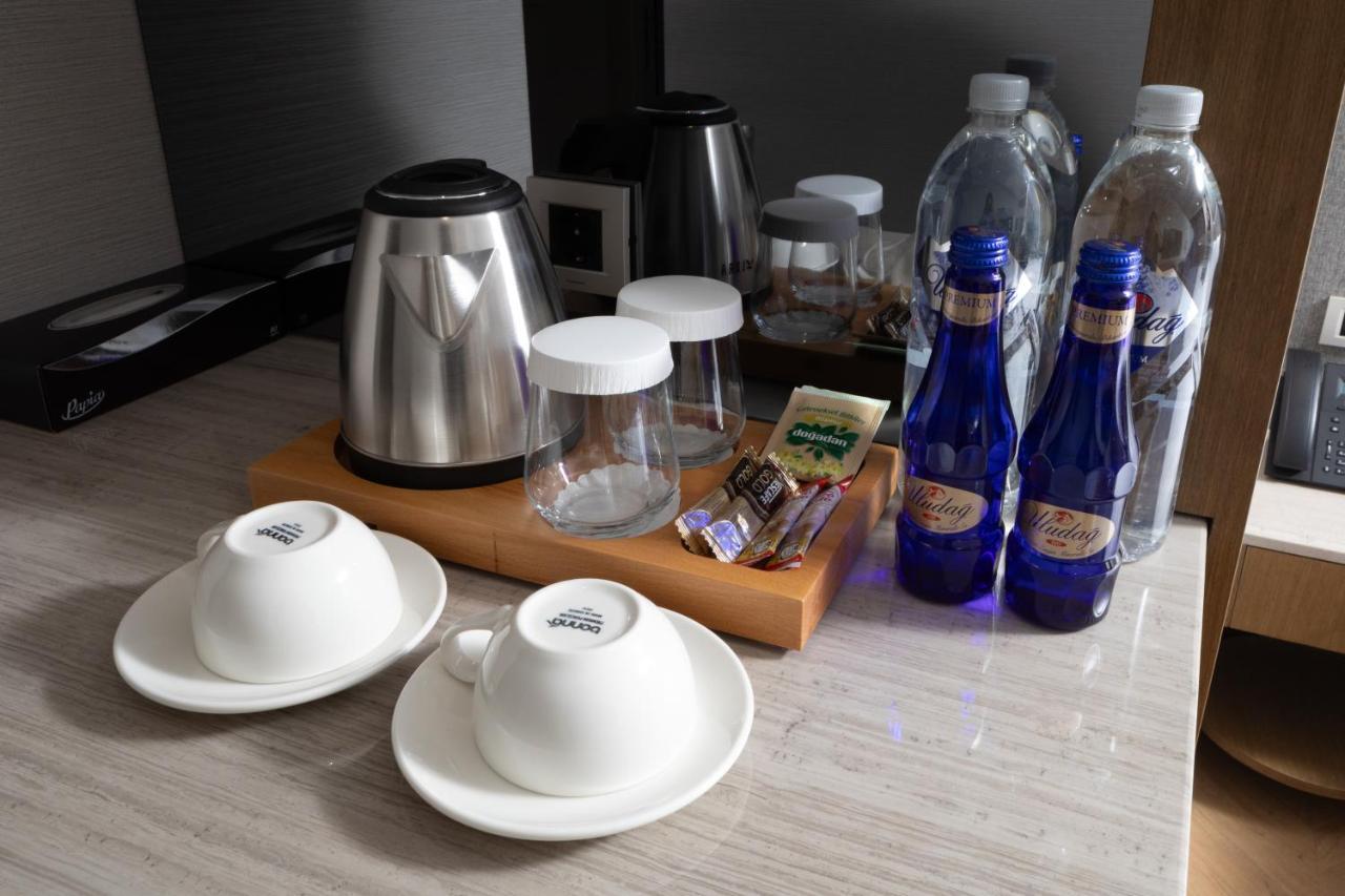 Bentley Hotel Old City-Special Class Estambul Exterior foto Bottled water in a hotel room
