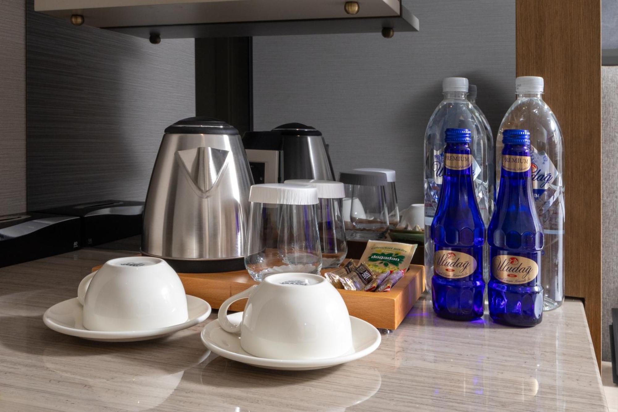 Bentley Hotel Old City-Special Class Estambul Exterior foto Bottled water in a hotel room