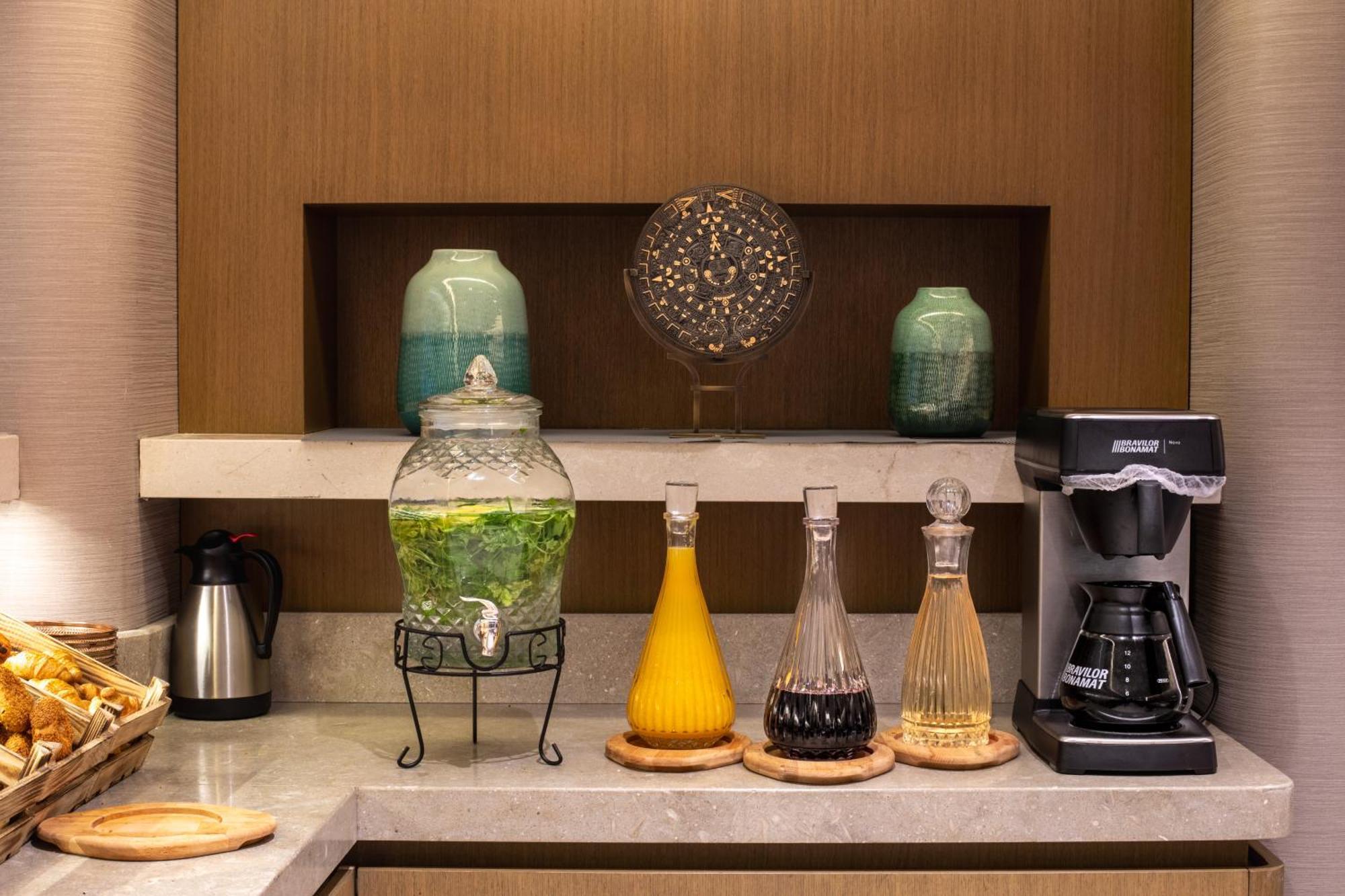 Bentley Hotel Old City-Special Class Estambul Exterior foto A selection of teas and coffee on board a Boeing 787