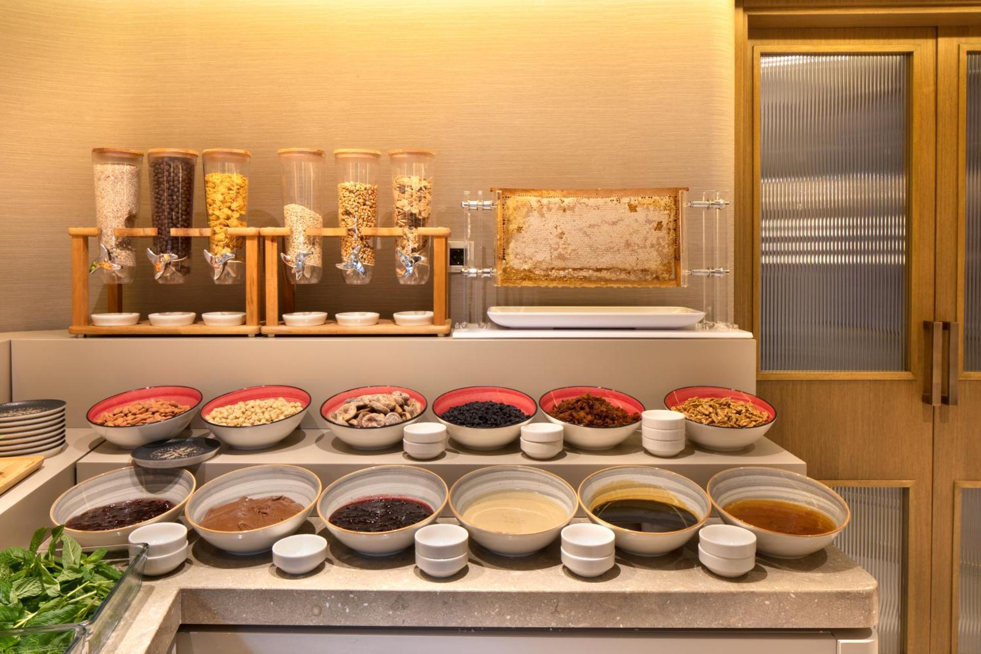 Bentley Hotel Old City-Special Class Estambul Exterior foto A selection of breakfast cereals